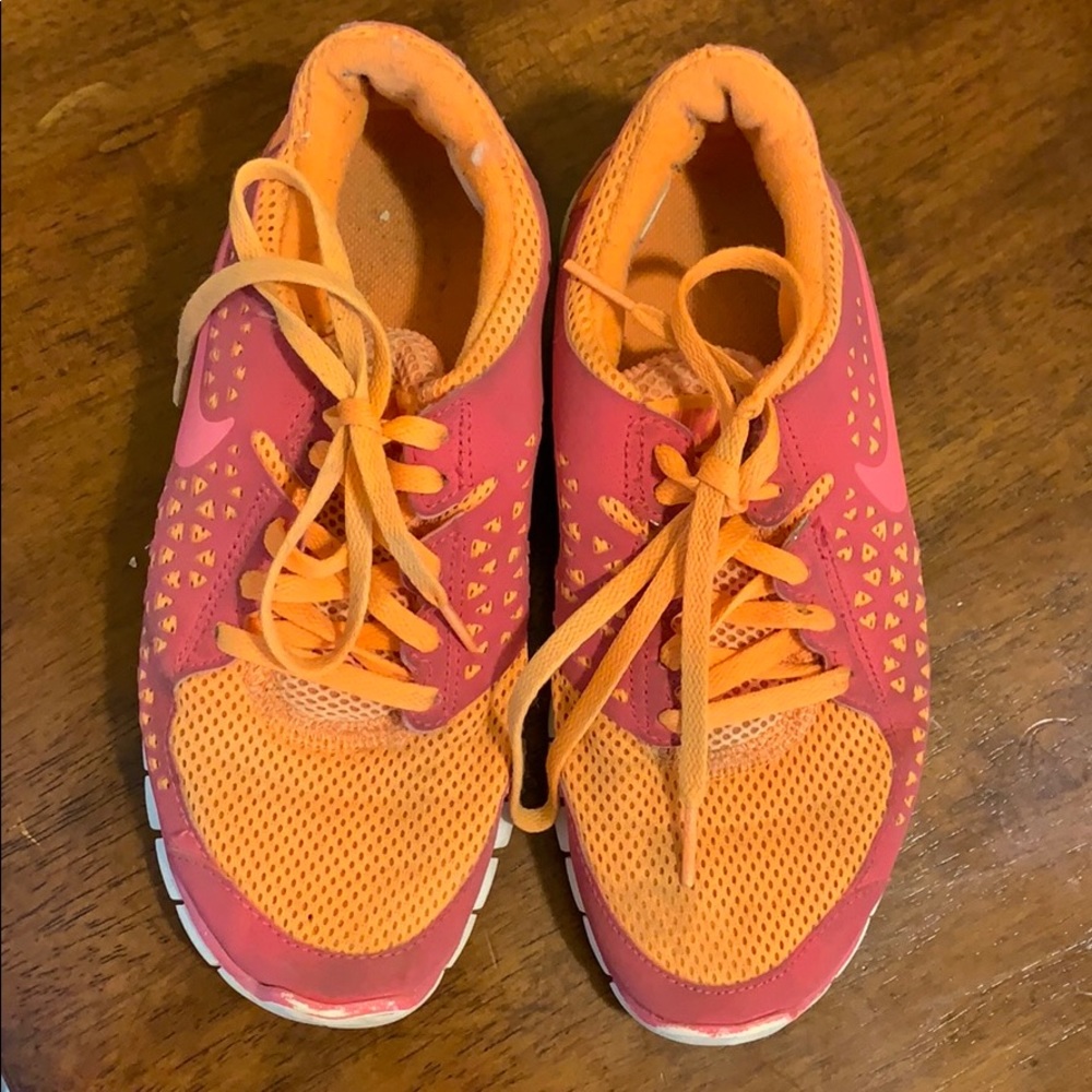 Tennis shoes
